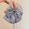 Graue mehrschichtige Schleife Haarklammer elegantes Haaraccessoire fur Damen und Madchen. - Dreilagige Schleife Perlen Klammer / Silber