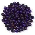 Primo piano dettagliato di perline tonde in legno viola con grandi fori per progetti. - Circa 10mm Foro 2.5mm / Confezione da 100 / Viola scuro