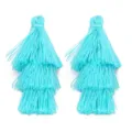 Gros plan détail de pompon en polyester multicouche bleu vif accessoire artisanat DIY. - Gland à 3 Couches Env 7cm / Bleu lac