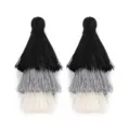 Gros plan détaillé du pompon à trois couleurs, texture douce pour bijoux et loisirs créatifs. - Gland à 3 Couches Env 7cm / Noir Beige Gris
