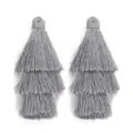 Vue détaillée de pendentif pompon en polyester gris à trois couches et accessoire. - Gland à 3 Couches Env 7cm / Gris