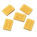 Microvezel lederen handgemaakte en gebosseleerde vierkante etiketten voor kleding en tassen. - 20 Stuks/Pak (1.5cm*2cm) / Geel