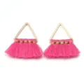Nahaufnahme der DIY dreieckigen rosa Quasten Anhänger für handgemachte Modeschmuck Ohren. - Dreieck / Höhe ca. 25 mm / Fuchsia