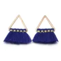 Nahaufnahme von blauen Dreiecks-Quastenanhängern mit Golddetails für DIY-Schmuckbasteln. - Dreieck / Höhe ca. 25 mm / Saphirblau