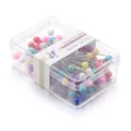Spilli da sarta in acciaio inossidabile colorato con scatola di immagazzinaggio trasparente. - 100 Pezzi/Confezione (Diametro Sfera 4,3 mm Lunghezza Ago 40 mm) / Multicolore Perlato