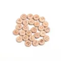 Détail en gros plan de perles rondes en bois de hêtre naturel avec alphabet gravé pour loisirs. - Perles Plates Rondes (Lot de 26 Lettres) / 10mmx4mm (Trou de 1,8mm) / Couleur Hêtre Naturel