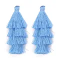 Detailaufnahme von hellblauen vierlagigen Polyester Quasten Anhänger für DIY Schmuckdesign. - 4er Pack (ca. 80mm) / Blau