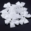 Lazos de cinta de saten blanco accesorios para el cabello DIY set de manualidades costura - 12x13 cm ancho de cinta 3 cm / 4 Piezas/Paquete / Blanco