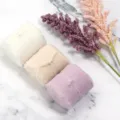 Detailaufnahme von ausgefransten Chiffonbandrollen in Weiß Beige Lila mit Blumendekor. - Violette Serie Gemischte Stile