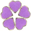 Vista dettagliata di toppe da ricamo in spugna a cuore viola con bordi dorati per indumenti. - Cuore / Confezione da 10 / Viola / 5cm
