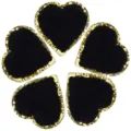 Vista dettagliata di toppe ricamate a cuore nero con bordi in paillettes dorate. - Cuore / 5cm (10g/Confezione) / Nero