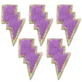 Primo piano di toppe a fulmine in ricamo spugna viola con bordi glitterati oro lucido. - Confezione da 10 / Fulmine viola / 4.3cmx7.6cm