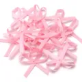Primo piano dettagliato di fiocchi in nastro rosa, perfetti per fai da te e accessori. - 50 Pezzi/Confezione / Rosa