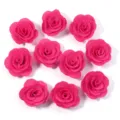 Vista di dettaglio di rose in tessuto rosa, accessori fai da te in lino perlato per borse e abiti. - Rosso rosa