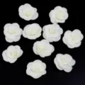 Vista di dettaglio ravvicinata di applicazioni di fiori di rosa glitterati bianchi per accessori. - Bianco avorio