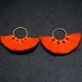 Nahaufnahme von orangefarbenen Quasten mit Metallring als handgemachtes Schmuckzubehör. - Runde Fächerform (F7797/F7796/F7795) / Höhe ca. 29 mm / Orange