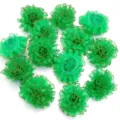 Groene goudgerande organza anjerbloemen voor DIY handgemaakte haaraccessoires en knutselen. - Groene anjers met gouden rand
