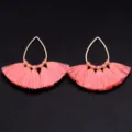 Pfirsichrosa tropfenförmige Fächer-Polyester-Quasten-Ohrringe mit goldenem Metallrahmen Zubehör. - Höhe Ca. 36mm (ai-2 Stück/Packung) / Tropfenfächerform in Neonpink