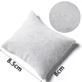 Graues Samt Uhren Kissen Detailansicht mit weicher Textur und Abmessungen für die Schmucklagerung. - Eis-Samt Stil / 8x8.5cm / Grau