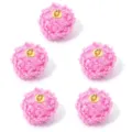 Primer plano detallado de pompones de lana rizada rosa con anilla dorada para joyas DIY. - Bola Rizada de Lana de Cordero (F7010) / Paquete de 5 (Diámetro 30mm) / Rosa rosa y blanco