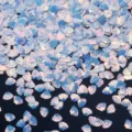 Dettaglio di paillettes a conchiglia iridescenti blu e rosa per nail art e decorazioni fai da te. - 30g/Confezione (8mmx6mm) / Bianco lucentezza dorata