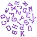 Detailansicht von lilanen gestickten College-Buchstaben-Aufnähern für DIY-Kleidung. - 26er Set / Lila