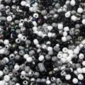 Nahaufnahme von gemischten einfarbigen und irisierenden Glasperlen für DIY-Schmuck. - 40g/Packung / Gemischte schwarz-weiße Serie