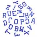 Detailansicht blauer gestickter Buchstaben-Aufnäher, ideal für DIY-Kleidungsreparatur. - 26er Set / Saphirblau