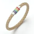 Detailaufnahme des beige geflochtenen PU-Lederarmbands mit regenbogenfarbenem Magnetverschluss. - Beige mit stahlfarbenem Verschluss