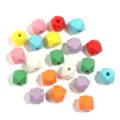 Bunte hölzerne geometrische facettierte Perlen für DIY handgemachte Armbänder Schmuck Zubehör. - 2cm (10 Stück/Packung) / Helle Farbvariante