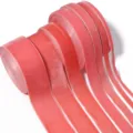 Detailaufnahme rosa einseitiger Samtband-Rollen, ideal für DIY-Basteln und Geschenkverpackungen. - Wassermelonenrot
