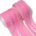 Rosa Samtband Detailaufnahme, weiche beflockte Stofftextur für Geschenke und DIY Bastelarbeiten. - Dunkelrosa