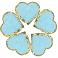 Bella toppa ricamata cuore blu, spugna bordo dorato applicazione per abbigliamento. - Cuore / Confezione da 10 / Blu lago / 5cm