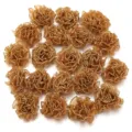 Gedetailleerd overzicht van organza anjerbloem accessoires met gouden rand voor handwerk. - Lichtbruine anjers met gouden rand
