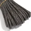 Nahaufnahme des 8-strangigen flachen PU-Geflechtseils mit strukturierter schwarz-silberner Webung. - Breite ca. 9 mm, Dicke ca. 5 mm / Querstruktur Schwarz