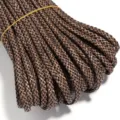 Detaillierte Nahaufnahme des geflochtenen PU Lederbandes mit braun-schwarzem Strukturmuster. - Breite ca. 9 mm, Dicke ca. 5 mm / Dunkelbraun