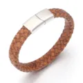 Bruine gevlochten lederen armband met roestvrijstalen magnetische sluiting voor heren. - Lengte 22 cm breedte 10 mm / Aardgeel