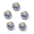 Primer plano detallado de pompones rizados suaves en blanco y negro con anillas de metal dorado. - Bola Rizada de Lana de Cordero (F7010) / Paquete de 5 (Diámetro 30mm) / Negro y Blanco