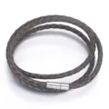 Vista de primer plano del cordón de cuero trenzado gris oscuro con cierre magnético de metal. - 4mm (Longitud Total Aprox. 59cm) / Gris