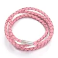 Dettaglio ravvicinato del cordoncino in pelle intrecciata rosa con elegante chiusura. - 1 Pezzo/Confezione / Rosa