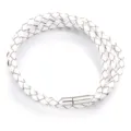 Vista detallada de pulsera envolvente de cuero trenzado blanco con cierre magnético metálico. - 4mm (Longitud Total Aprox. 59cm) / Blanco