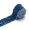 Detaillierte Nahaufnahme von dunkelblauem Samtband mit Fransen für elegante Geschenkverpackung. - Breite 4 cm (1,5 Yards/Packung) / Blau