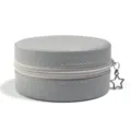 Close-up van een elegante grijze ronde PU lederen sieradendoos met een ster ritsluiter. - Diameter 9.8cm Hoogte 4.7cm (1 Stuk/Verpakking) / Grijs