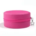 Detailopname van roze ronde PU lederen sieradendoos met zilveren ster rits hanger. - Diameter 9.8cm Hoogte 4.7cm (1 Stuk/Verpakking) / Rozerood