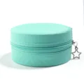 Detail van de ronde mintgroene PU-lederen sieradendoos met soepele rits en sterhanger. - Diameter 9.8cm Hoogte 4.7cm (1 Stuk/Verpakking) / Blauw