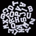 Weiße College Buchstaben Bügelbilder Aufnäher zum Aufbügeln DIY Kleidung Zubehör - 26er Set / Weiß