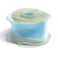 Dettaglio in primo piano di nastro in organza azzurro con bordo dorato per bouquet floreali. - Larghezza 4.5cm, 5 iarde / Azzurro
