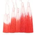 Detailansicht der Polyester-Farbverlaufsquaste, rosa bis rot vertikaler Anhänger für Hanfu Kleidung. - Länge ca. 80 mm / Rosa