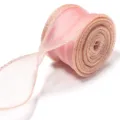 Primo piano del nastro in organza rosa con bordo dorato e delicata trama trasparente. - 4cm di Larghezza, 10 Yard/Pack / Rosa Anemone