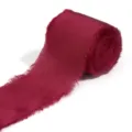 Dettaglio nastro in raso bordeaux sfrangiato, perfetto per confezioni regalo e fai da te. - Borgogna